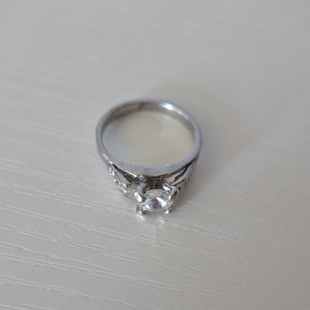Stunning Silver Ring with Clear Gemstone